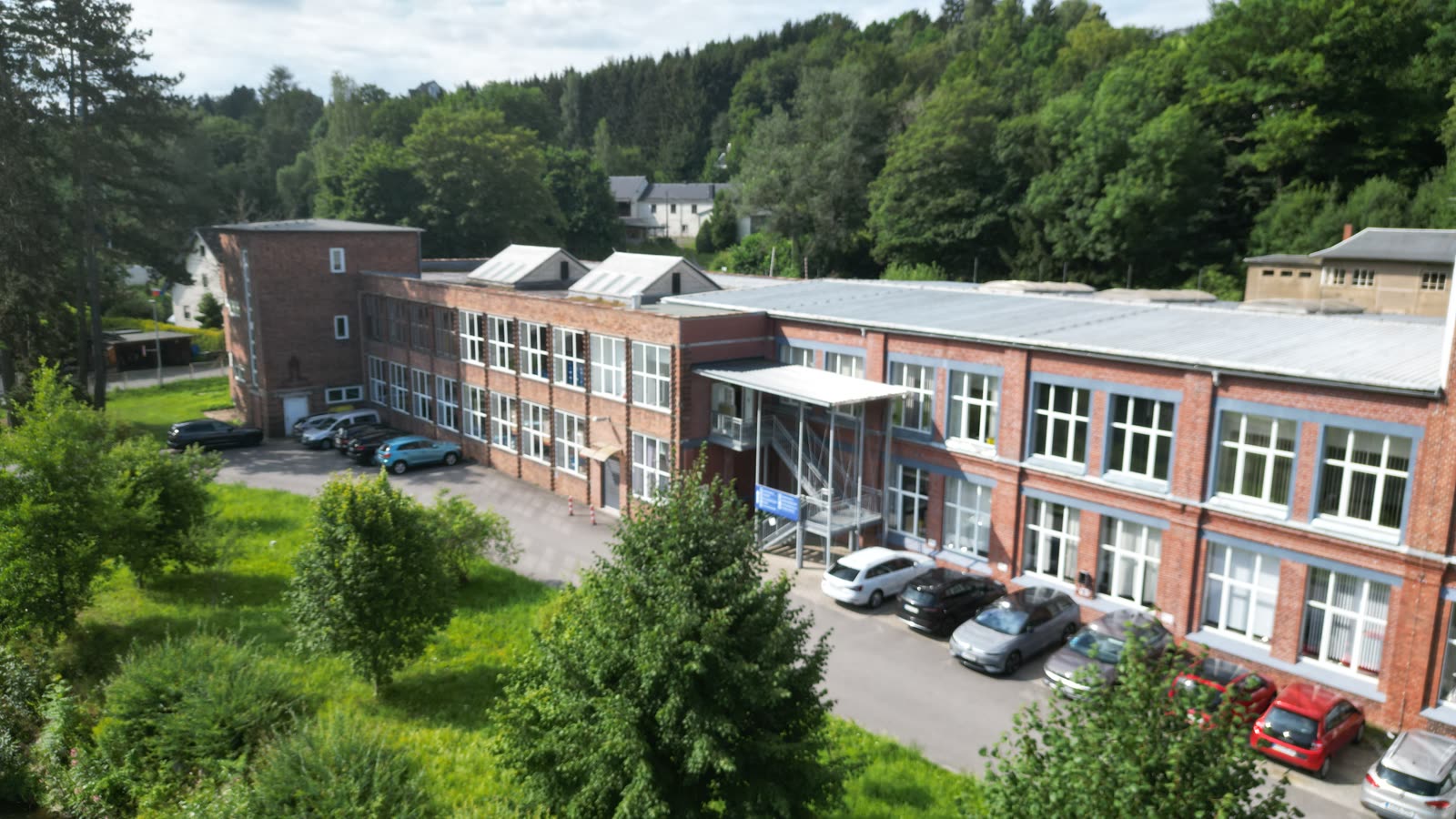 Das Bürogebäude von Everize in der Wiesenufer 8 in Chemnitz-Einsiedel, Backsteinbau am Waldrand